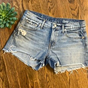 Gap denim shorts - distressed - 26